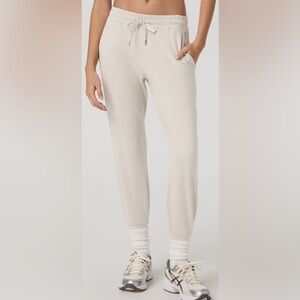 Vuori Women’s NWT Ecru Heather Performance Joggers